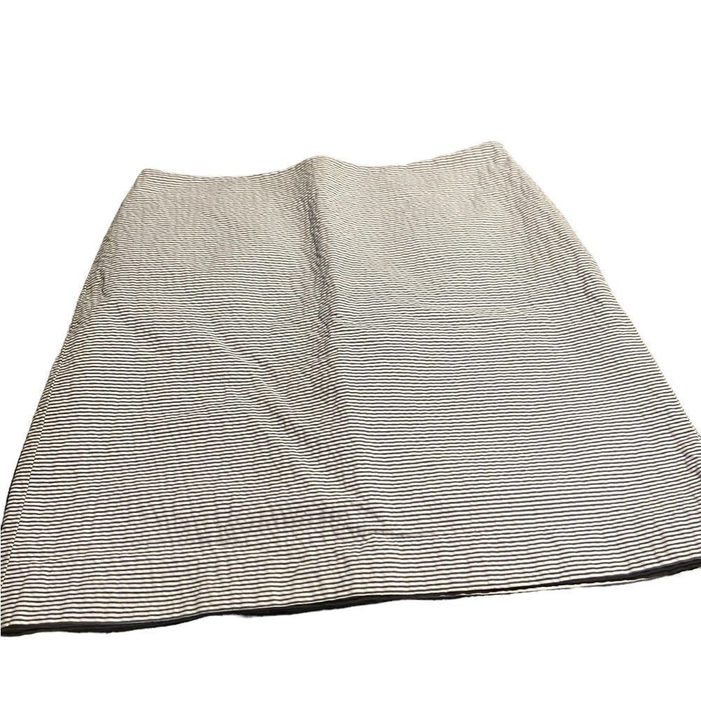 Ann Taylor size 6 lined pin striped skirt zips up side excellent condition
